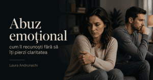 Imagine pentru articol despre abuz emoțional, cu un cuplu în tensiune și o femeie retrasă emoțional.
